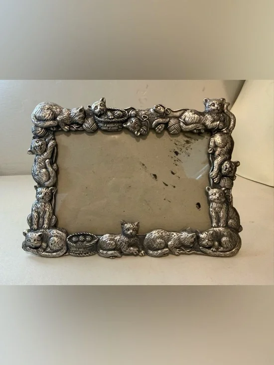 Vintage Embossed Pewter Kitty Cats Playing Photo Frame 4 x 6” Photo Cat‎ Kitten
