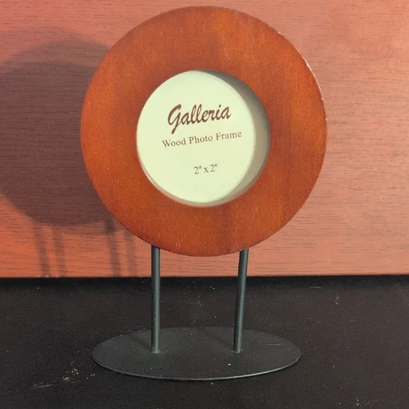 Round Wood Standing Picture Frame