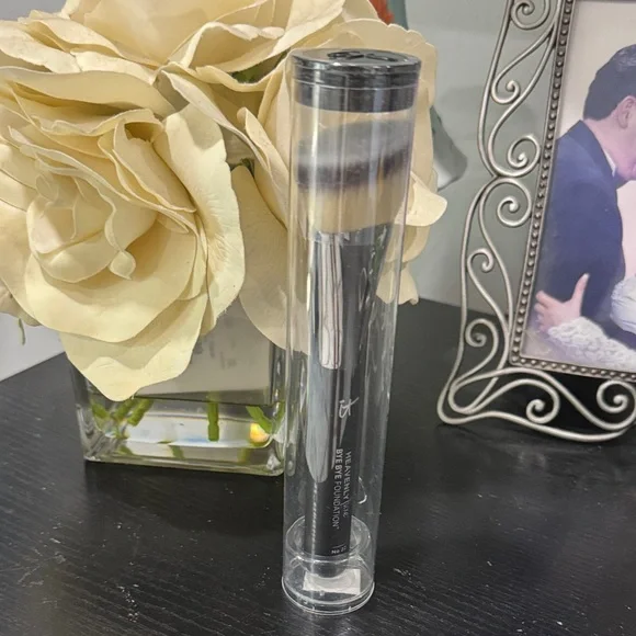 IT Cosmetics Heavenly Luxe Skin Perfecting Complexion Brush #22 airbrush finish