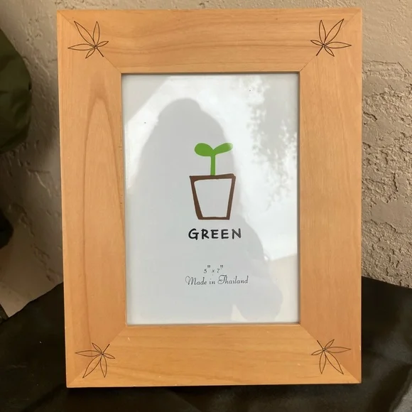 Unk Light Brown Picture Frame with Leaf Design 5 x 7 photo