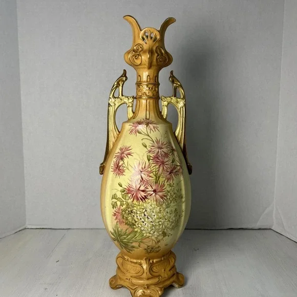 ANTIQUE ROYAL WETTINA FOOTED VASE-AUSTRIA-ROBERT‎ HANKE LATE 19th CENTURY 1508