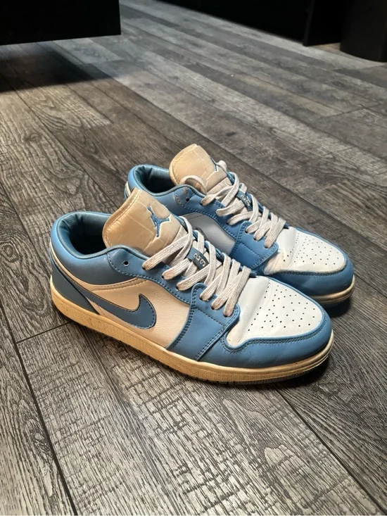 Jordan Low-Top Sneakers in White and Light Blue