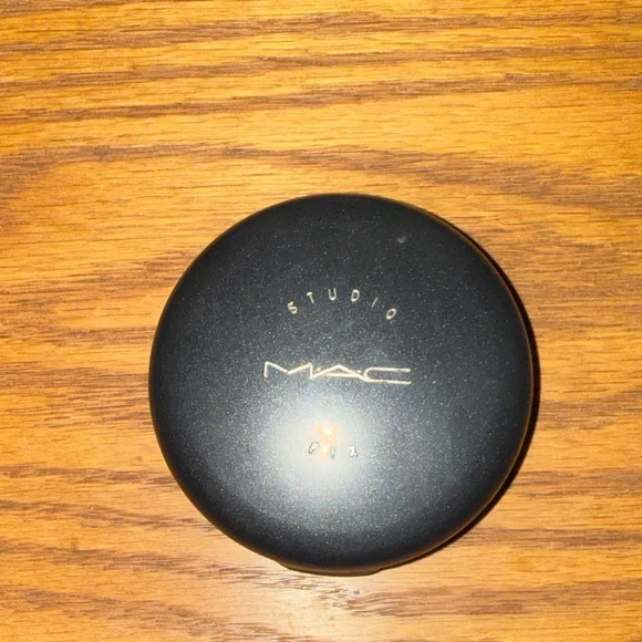 MAC Cosmetics Studio Compact Foundation - NW35