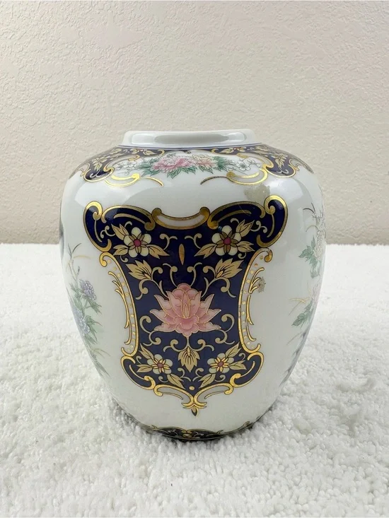 Vintage Toyo Japanese Porcelain Ginger Jar or Vase