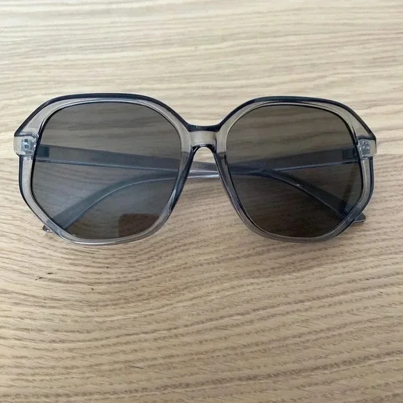 🆕Fashion Plastic Grey Sunglasses🆕