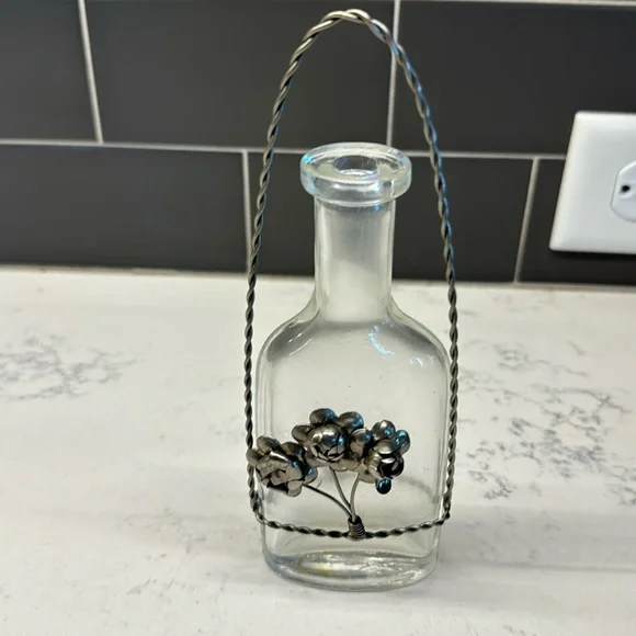 Small glass bottle vase with applied silver toned wire and flowers, Glas…
