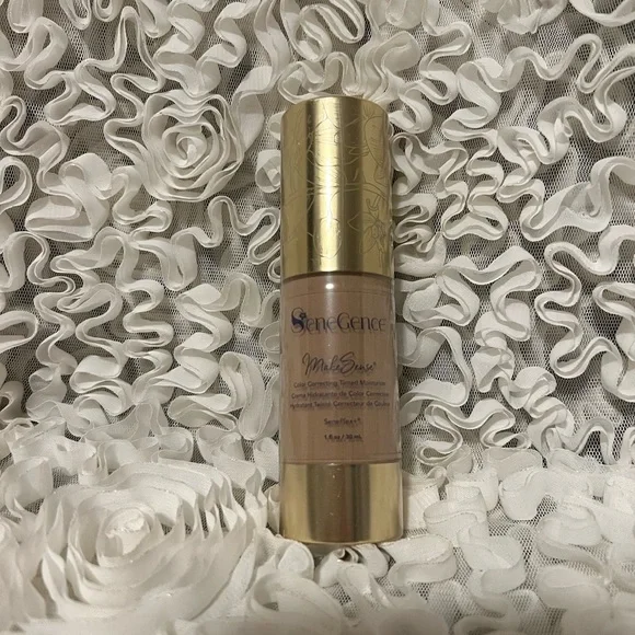 BNWT!Senegence color correcting tinted moisturizer- Light plus free makeup bag🖤💝