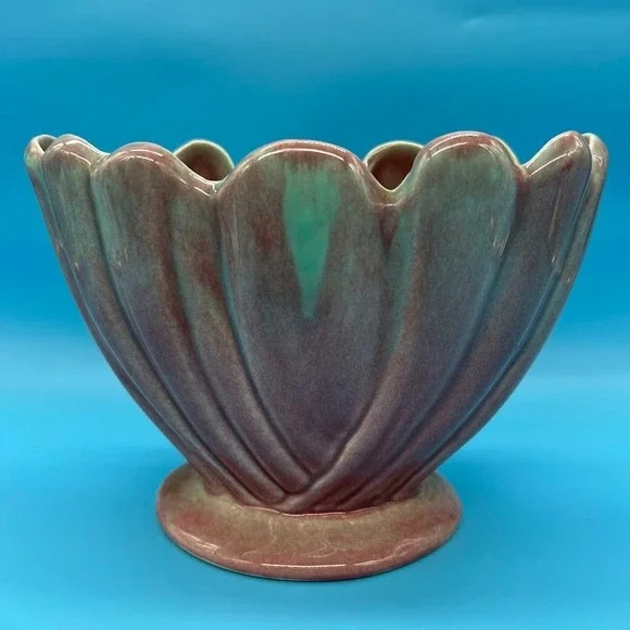 Vintage MCM West Coast Pottery California Mauve Pink Green Scalloped Lotus‎ Vase