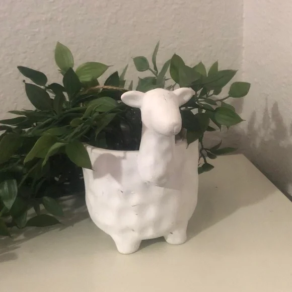 White Llama Mini Vase Ceramic Planter Flower Plant Pot. Measurement in pics