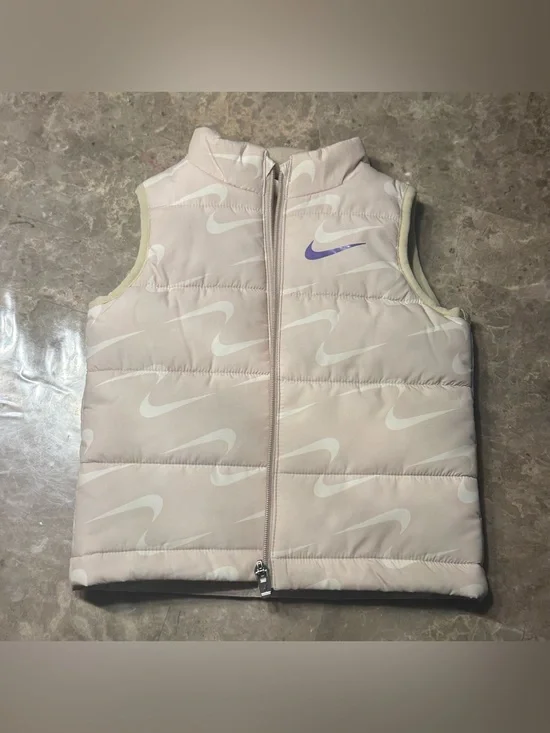 Nike girls toddler zip up puffer vest size 2T features an allover Swoosh logo