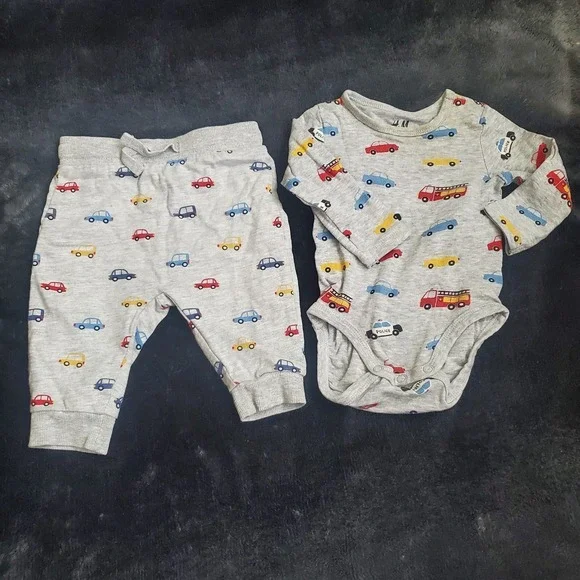 H&M baby boy set shirt/ pant cars printed size 2-4 months