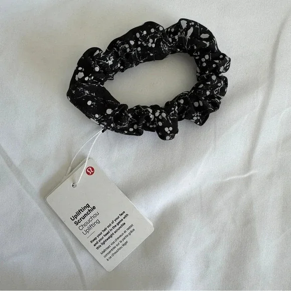 🆕⭐️ Lululemon Uplifting Scrunchie Reflective Crinkle Dust Alpine White