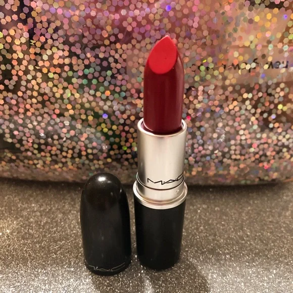 BNIB! MAC Cremesheen Lipstick 💄 in Brave Red 201