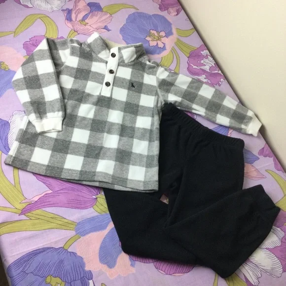 Excellent Condition Carter’s 2 Pz Set Flannel Sweater & pants