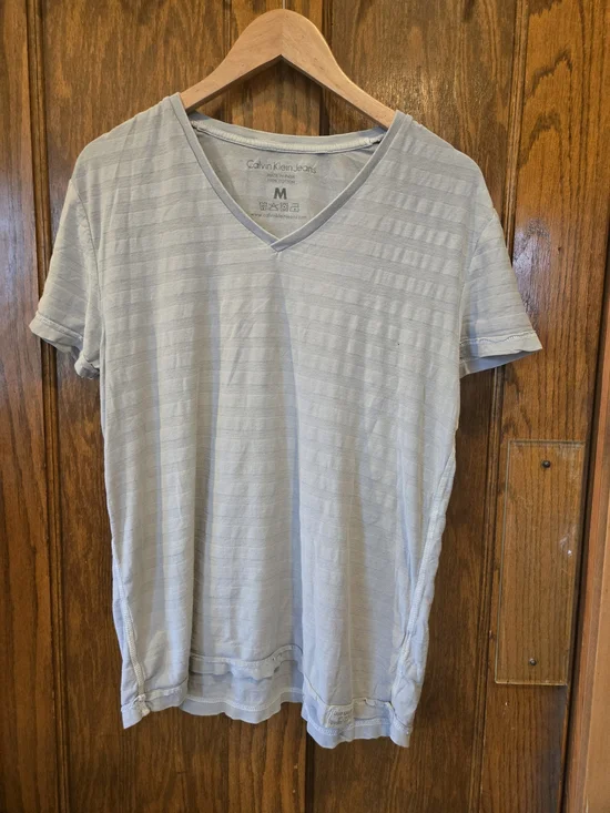 Calvin Klein Jeans Men’s Pale Grey V-Neck Short Sleeve Tee Medium