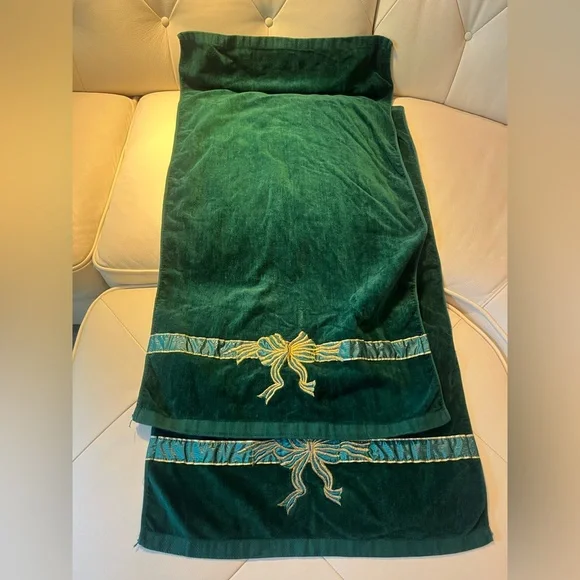 Luxurious Green Velvet Holiday Towels with Embroidered Bow