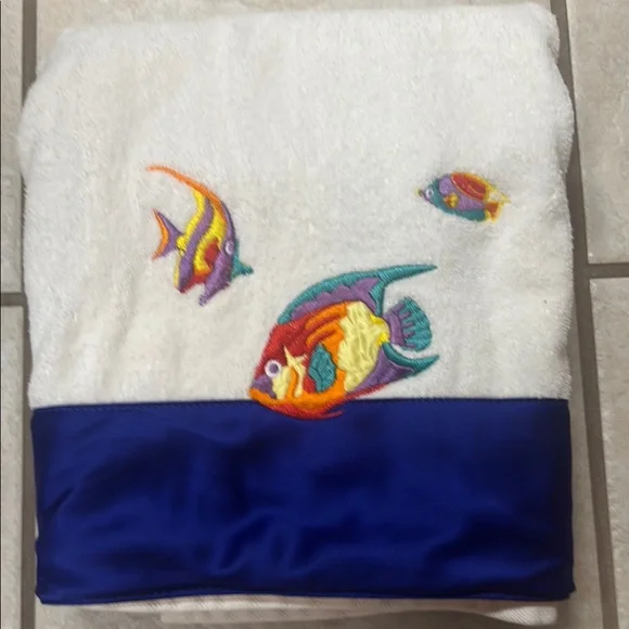Imperial by 1888 Mills White Bath Towels Colorful Embroidered Fish & Blue Border