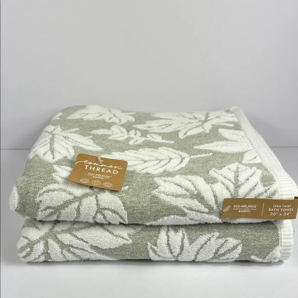 Common Thread Bath Towels Bamboo Cotton Green White Leaf Pattern Set of 2 NEW