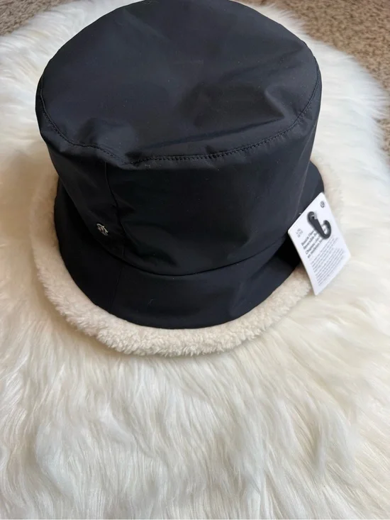 Lululemon Boucle Fleece Reversible Bucket Hat NWT BLK/LTIV Size L/XL