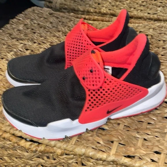 Nike Sock Dart Kids 5‎ Will Fit Women 6.5-7