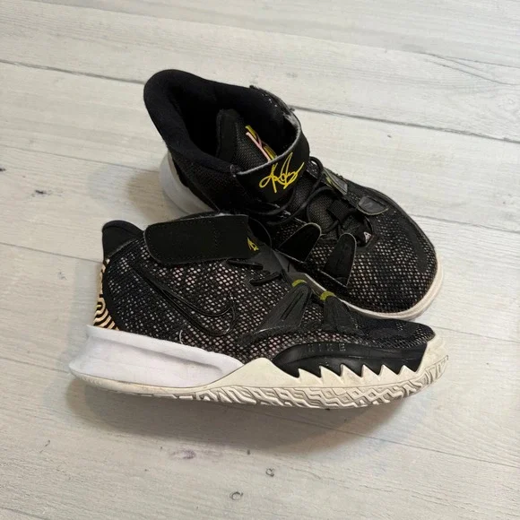 Nike Kyrie 7 Ripple Effect Black Arctic‎ Punch Pink  Youth Size 12