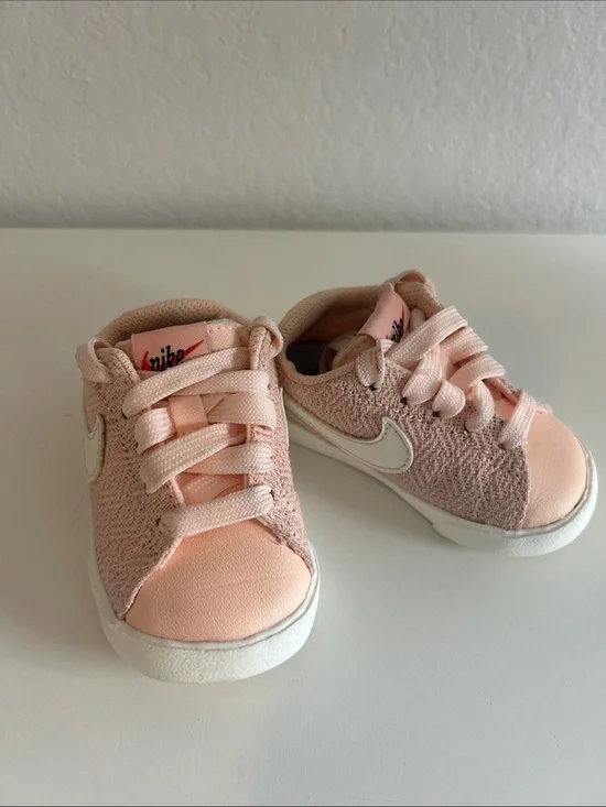 Nike Baby Low-Top Sneakers Pink Peach with White Swoosh Size 3C