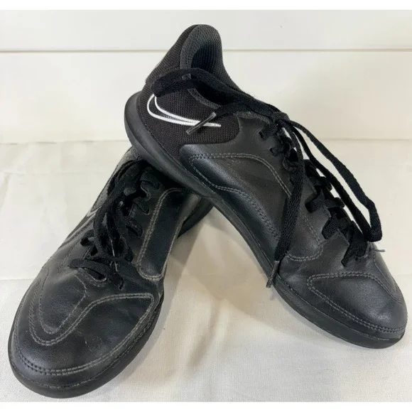 Youth NIKE TIEMPO Black Low Top Lace Up Indoor Soccer shoes.  US Size 3Y