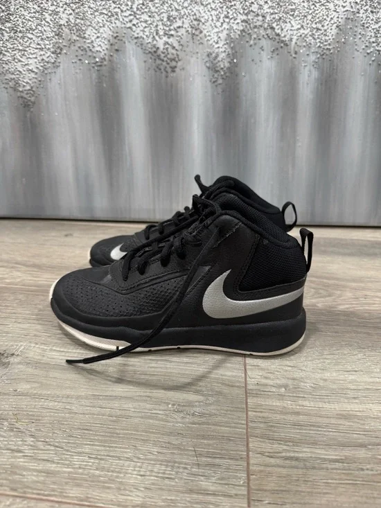Nike Team Hustle D7 Shoe