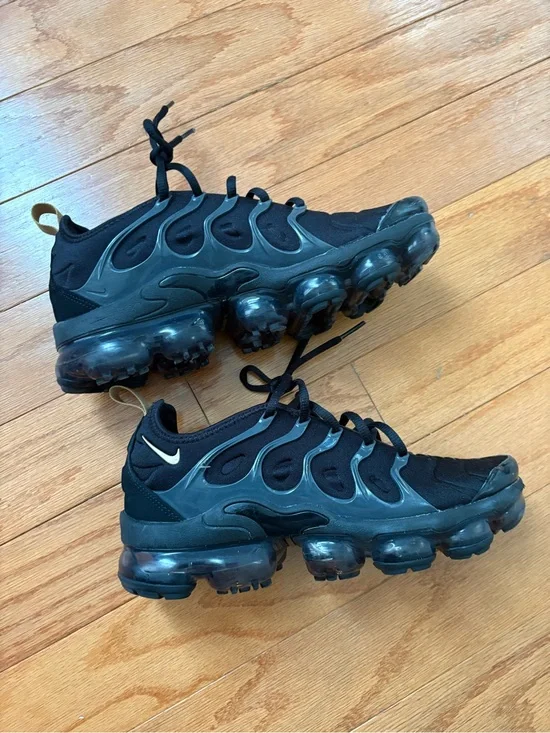 Nike size 6.5' Black VaporMax Plus Sneakers