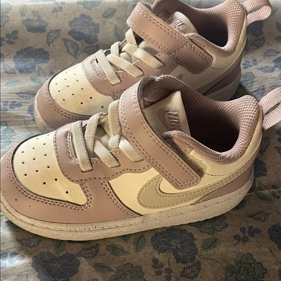 Nike Kids Low-Top Sneakers in Cream and Light Pink