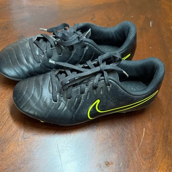 Nike Black Soccer Cleats‎ with Yellow Accents