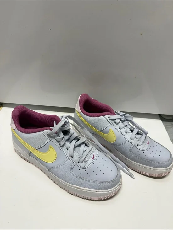 Nike Kids Light Gray Sneakers with Yellow Swoosh and Magenta Lining - Boys 7Y