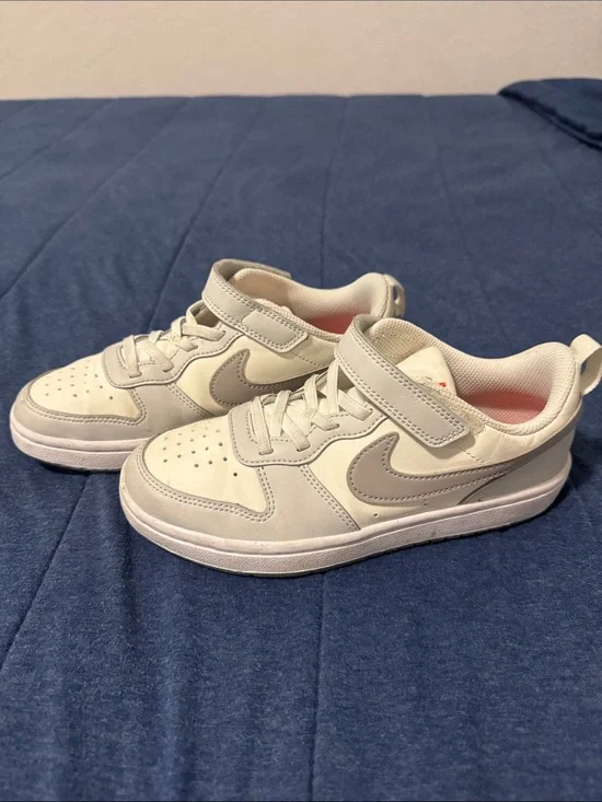 Nike Kids Low-Top Sneakers in Cream and Light Gray