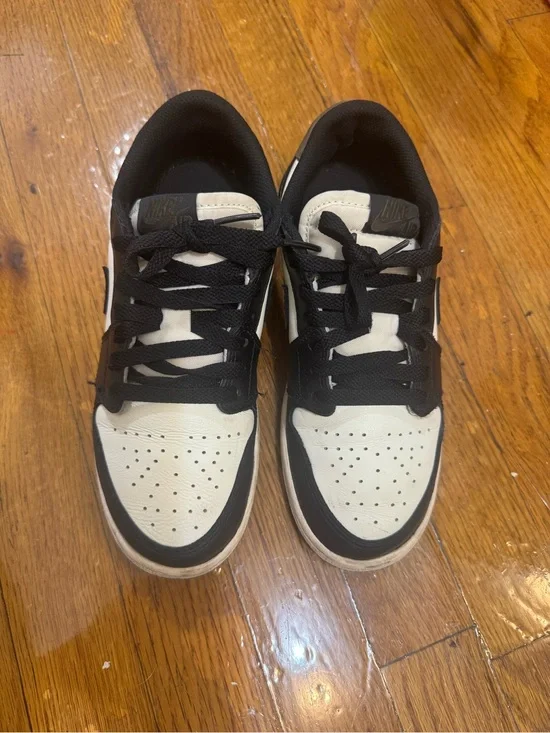 Nike Black & White Low-Top Sneakers with Contrast Tongue
