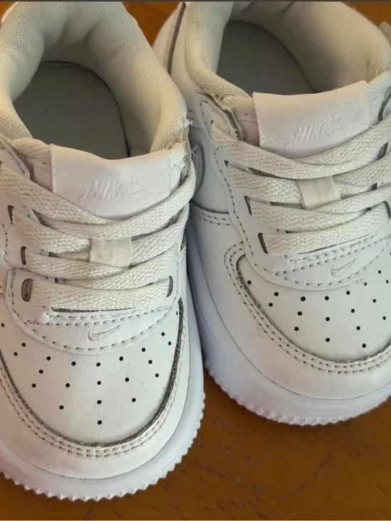 Nike Kids' White Low-Top Sneakers Size 4C Go with The Box