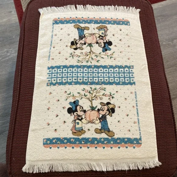 VINTAGE WALT DISNEY FARMER MICKEY/MINNIE CANNON FRINGED HAND TOWEL PEACH TREE