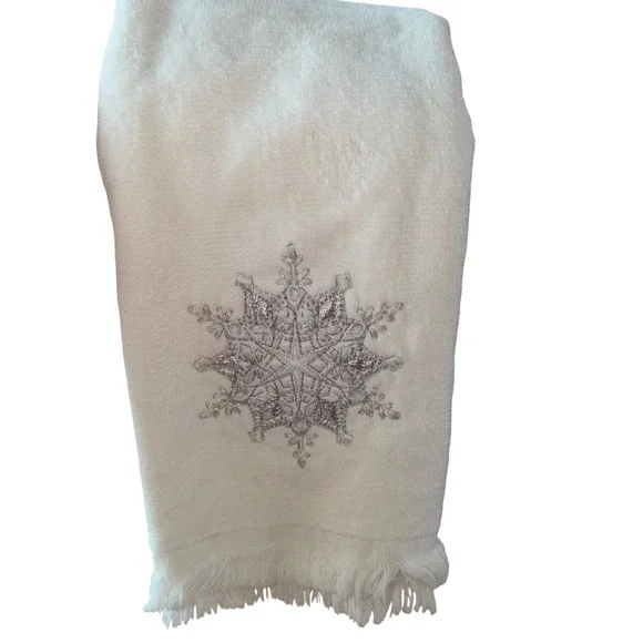 Vtg White Cotton Snowflake Hand Towels Set of 2 Silver Embroidered Holiday 90s