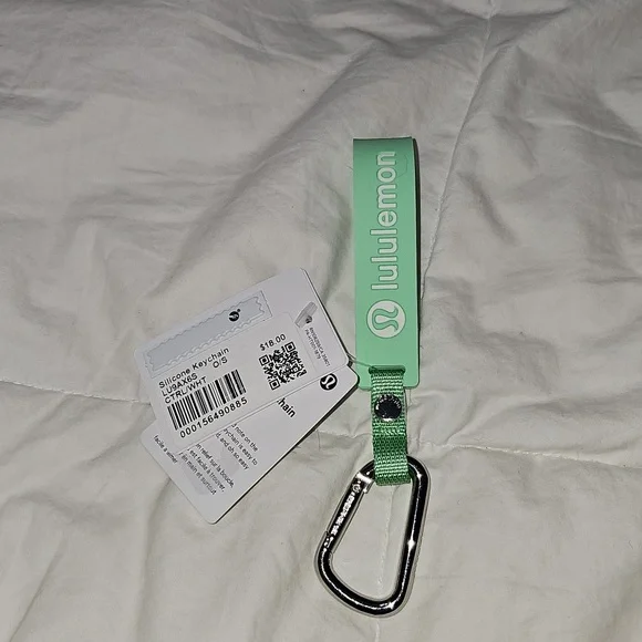 Lululemon Nwts SILICONE Keychain!! CTRL/WHT!! Beautiful!