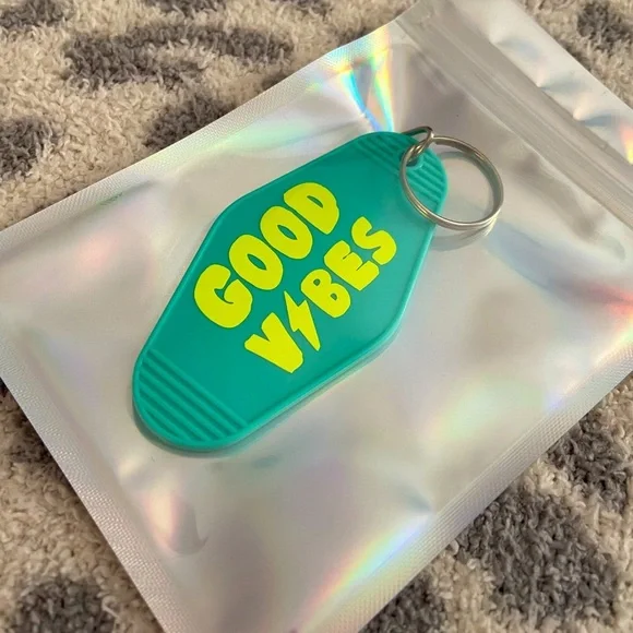 HANDMADE MOTEL ‘GOOD VIBES’ KEYCHAIN