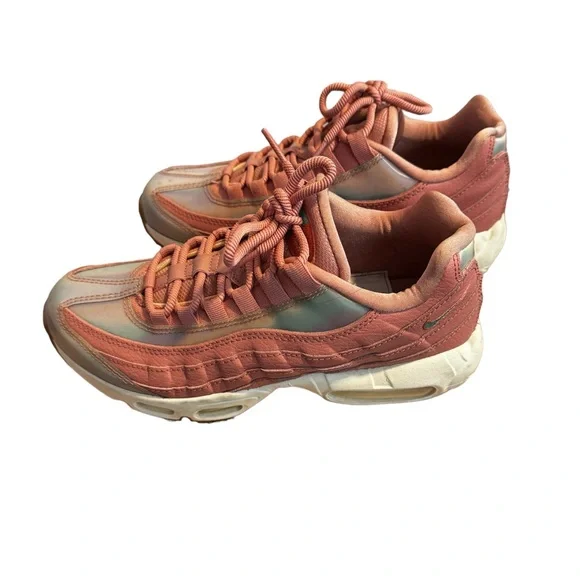 Nikes Womens Pink Air Max - Sz 7.5