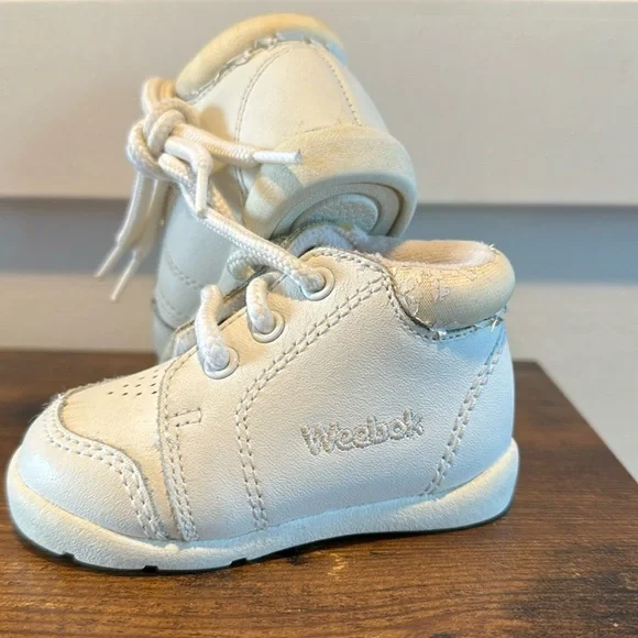 Weebok‎ Baby shoes white size 1 1/2 M