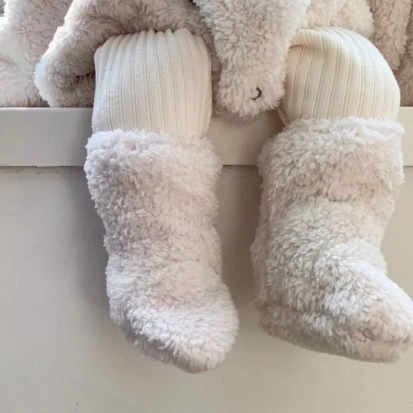 Ando Baby Shoes Teddy Leg Warmer Booties in Creme size 0-12 months