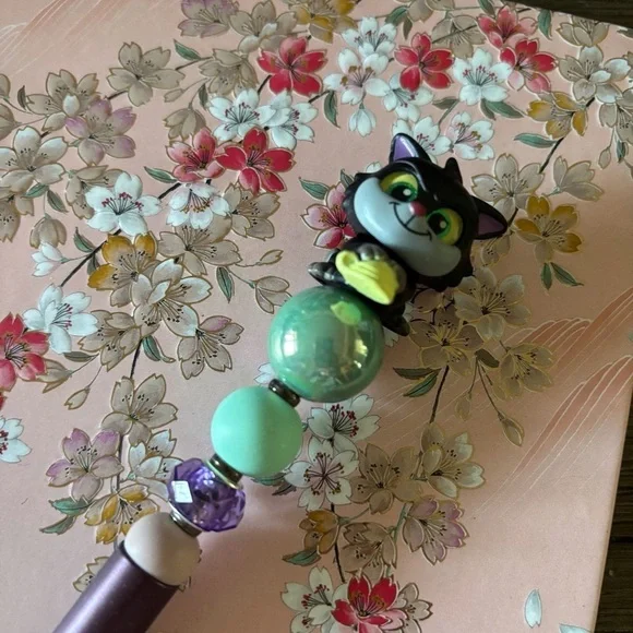 Disney Doorables: Cinderella: Lucifer with cup handmade beaded pen