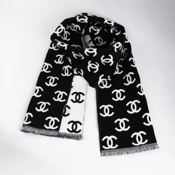 2024/2025 AUTH BNWT Chanel CC Logo Black and White Cashmere Wool Scarf