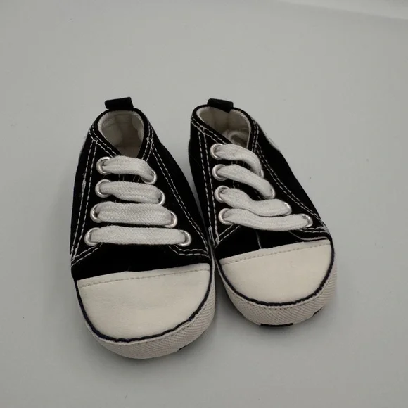 NWOT Classic Black and White Size 2 Baby Soft Shoes Sneakers