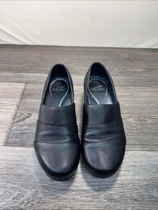 Dansko Black Slip-On Leather clogs woman’s SZ 37 (h25)