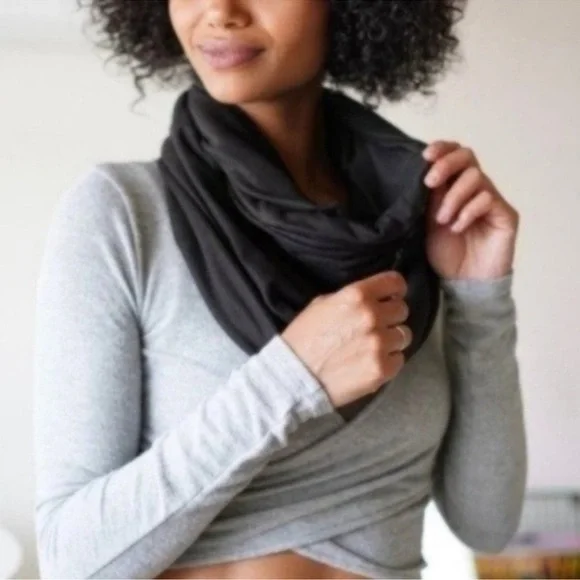 Beyond Yoga black pocket infinity scarf NWT