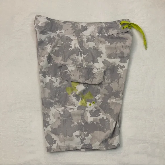 Under Armour Storm HeatGear Loose Snow White Camo Swim Board Shorts Mens 30.