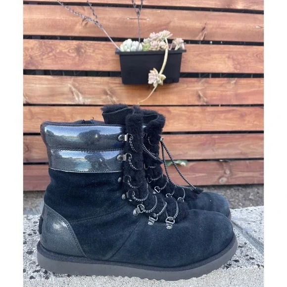 UGG Viki Boots Black‎ Sheepskin Lined *Size 6
