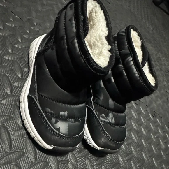 Toddler Cozy Black with White Fleece-Lined Water Proof, Slip Resistant Boots ❄️